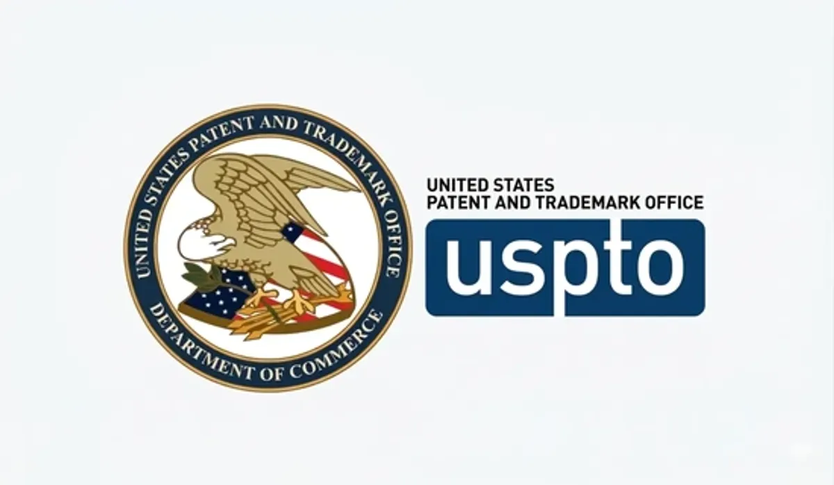 Abogado de marcas hispano revisando logotipos para registro ante la USPTO.